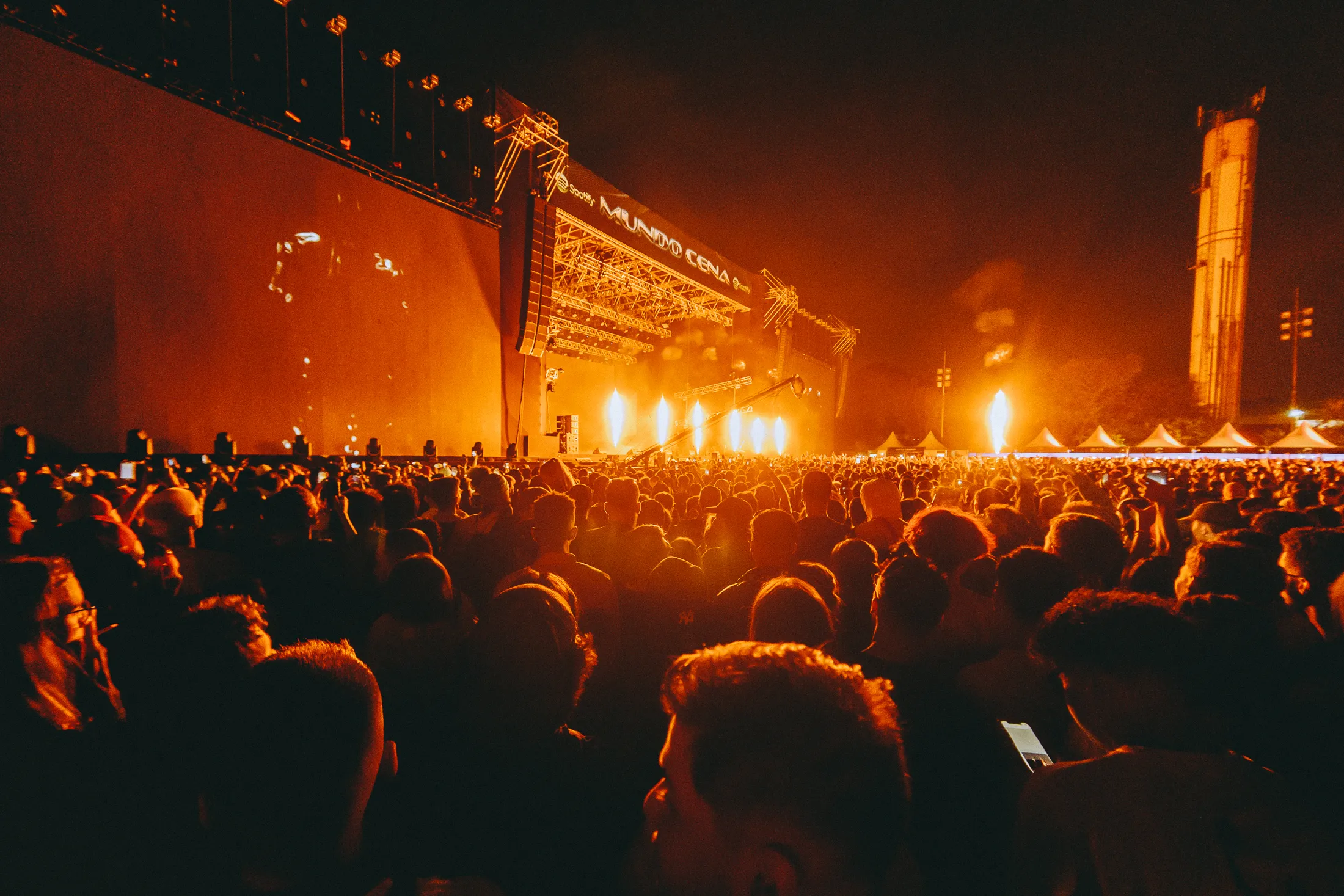 Palco Mundo CENA by Spotify diante de uma grande multidão no CENA
